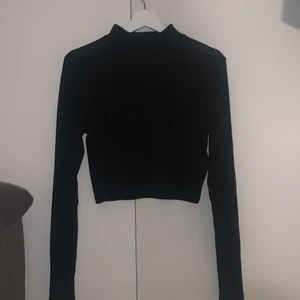 H&M DIVIDED crop top med långa armar.  - Storlek: L   46% Recycled polyester och 23% LivaEcoTM Viscose.    Helt ny tröja, har aldrig använt förut. Ribbad. Inga hål eller slitningar. 