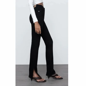 Zara jeans  - Svarta zara skinny jeans med hög midja med slits i storlek 36💗