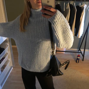 Blå stickad tröja  - Säljer denna supermysiga stickade tröjan, den är helt oanvänd💕Strlk S men sitter snyggt oversize på mig som oftast har S/M