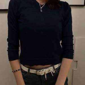 Marinblå långärmad croppad stickad tröja med en v neck