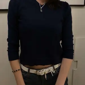 Marinblå långärmad croppad stickad tröja med en v neck