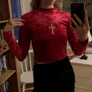 H&M långärmad topp strl S - Långärmad röd topp i sammet från H&M, stretchigt tyg, frakt tillkommer. Kjolen är också till salu, se i profil. 
