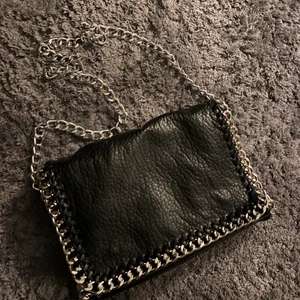 Tiamo väska - Aldrig använd så den är som ny, det är mellan storleken🤍 HÖGSTA BUD 300