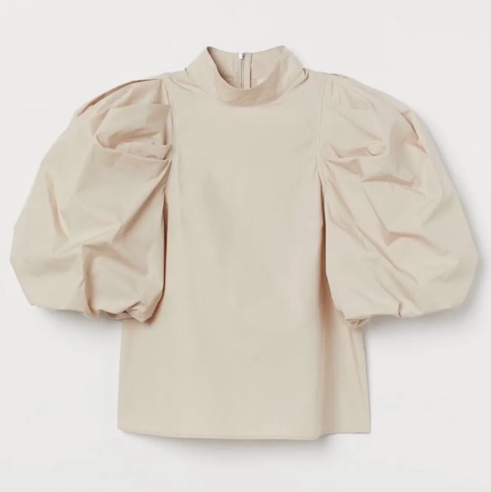 Säker en oanvänd blus med puffärm från H&M där prislappen sitter kvar:) Blusen är perfekt till fest och annat, då man kan klä upp och ner den ❤️. Blusar.