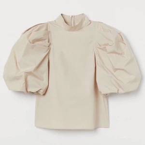 Blus med puffärm  - Säker en oanvänd blus med puffärm från H&M där prislappen sitter kvar:) Blusen är perfekt till fest och annat, då man kan klä upp och ner den ❤️