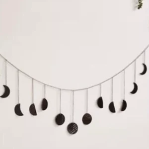 Urban outfitters dekoration säljes  - Säljer en ny mån dekoration från Urban outfitters, köptes ungefär 2 månader sen men användes knappt. Hann inte ta ett foto, så screenade en exakt kopia av hur den ser ut. 