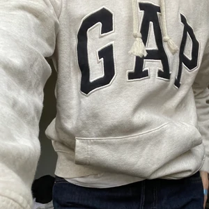 Gap hoodie  - Gap hoodie i herrstorlek s. Mycket bra skick. Färgen är lite beigegrå med svarta bokstäver. Skriv privat om du vill att jag ska skicka istället för mötas upp