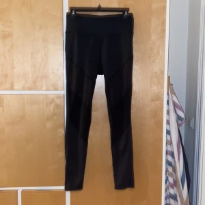 Träning, Tights  - Intresserad av ett par tights?💓 luftiga, och använt en del gånger, vet inte riktigt vad som hänt med lappen (kan man se på bilden) står att de är storlek L också men skulle ta det mer som S-M💖