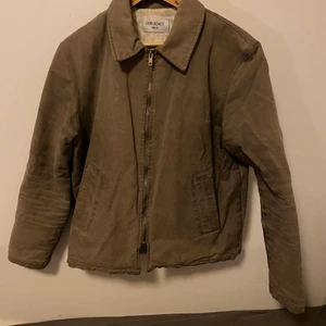 Our Legacy jacka - En rätt varm jacka från Our Legacy. Väl använd, lite sliten på armarna och lite missfärgningar här o där, som en vintage jacka basically. Märkt som en medium men passar som en small. Köpare betalar frakt, betala me swish. Bara fråga om de är nåt!
