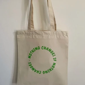 Tygkassar av återvunnet material - Vårt Uf företag säljer tygkassar av helt återvunnet material. Kassen består av 70% återvunnen bomull och 30% återvunnen PET. Trycken är vattenbaserade och fria från farliga och giftiga kemikalier🦋 99kr/st kassen med fjörilstryck kostar 109kr/st! OBS! Priserna är exklusive frakt!💗