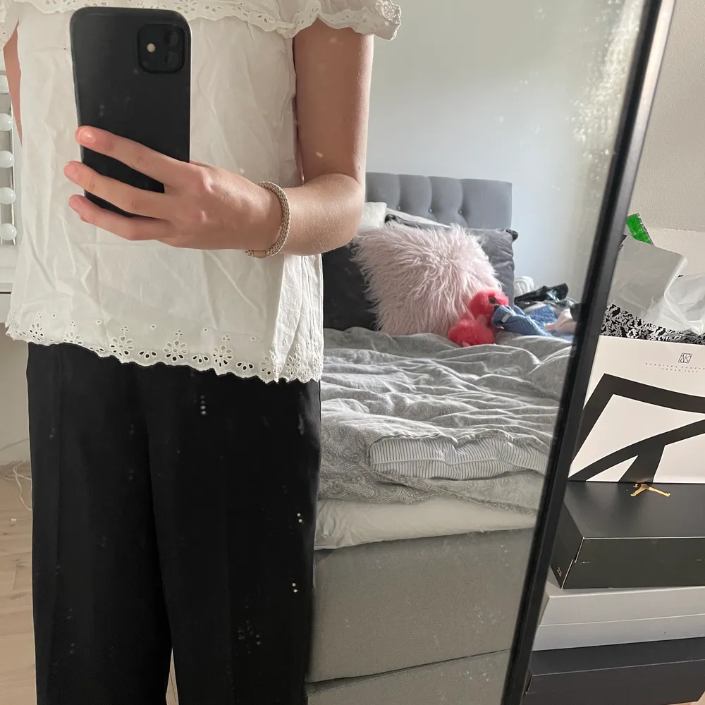 Vit blus från Ralph lauren. Superfina detaljer både uppe och nere. Man kan välja om den ska vara off shoulder eller inte. På bilderna är den lite skrynklig men jag stryker den såklart innan den skickas. Strl 10 barn men den passar mig som är xs/s. Pris 100 kr + frakt💗❤️. Puserot.