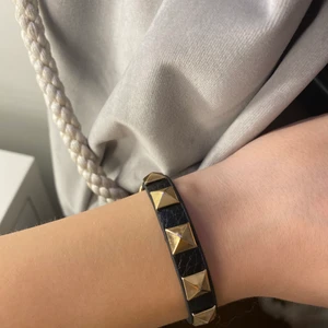 Armband - Säljer nu detta fina valentino liknande armband!!🙌🏼💞 armbandet är i jättefint skick och superfint! Väldrigt trendigt sitter bra. 🤗🤗 likt original!! Säljes då jag har två 