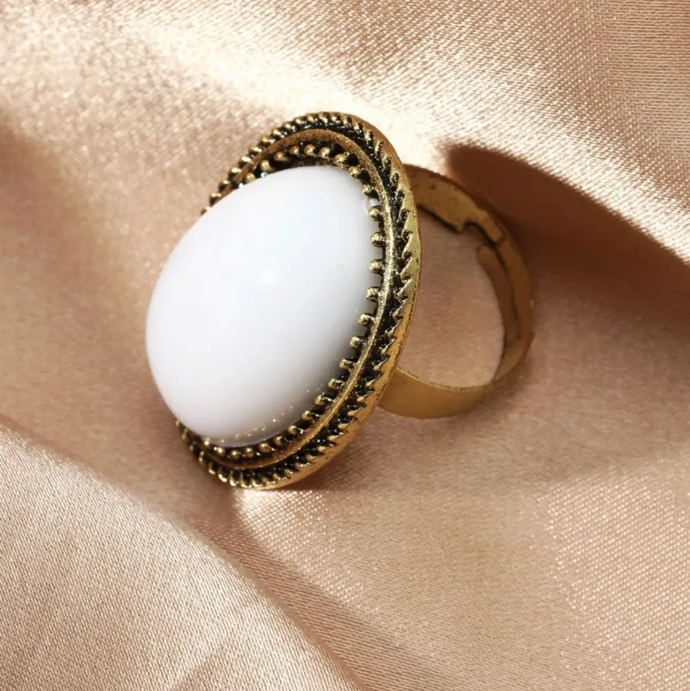 White stone ring . Övrigt.