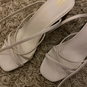 Vita klackskor  - Har använt dom 1 gång, jag har rensat min garderob och behöver göra mig bort med kläder. Säljer inte under 235kr och frakt ingår inte🚚📦 du får bestämma priset på plagget själv💕