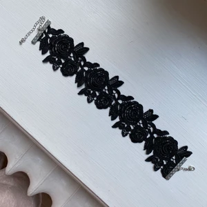 Choker halsband - Svart chocker halsband i tyg. Blommigt mönster 