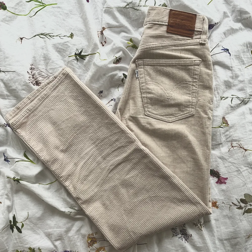 in very good condition Levi’s Ribcage Straight Ankle Ecru Corduroy pants in size w25 l 29 🤍. Jeans & Byxor.