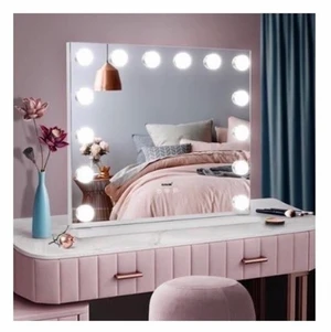 Smink spegel  - Helt ny sminkspegel köpt för ungefär 1 vecka sen. Köpt för 1200 på Cdon men säljer för 1000kr. Den är som sagt i nyskick inga defekter alls. Det finns tre olika ljuslägen (varm,kall och mellan) och den är även dimbar. Den är också sjuktttt fin. Säljer då jag hellre vill ha en rund spegel.