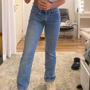Low waisted jeans från levi’s (505). Köpte från en vintage affär. Knappt använda. 