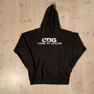 CDG Comme des garcon hoodie - Skick 8/10 inga flaws vad jag kan se, storlek XL men sitter som en M eller L.
