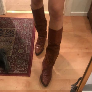 Bruna stövlar - Världens snyggaste stövlar köpa second hand som tyvärr är för små för mig… De är märkta som 40 men är snarare en 39! Gjorda av mocka och läder💓💓 Fint skick!