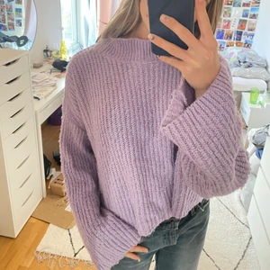 Lila stickad - Såå fin lila stickad tröja som tyvärr inte används längre. Använd relativt mycket så är lite nopprig därav priset💜😇 Jättefina ärmar och passform!💕 Bara att ställa frågor vid funderingar💗💘