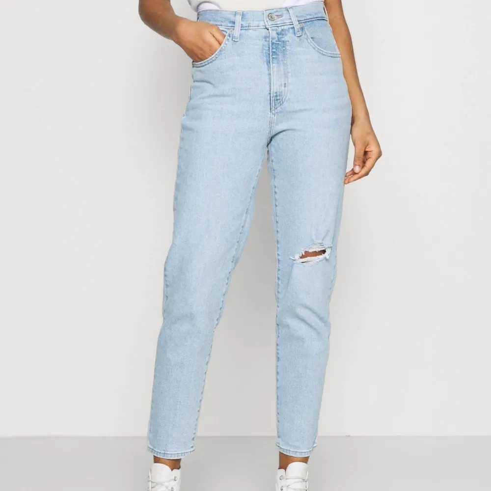 SISTA PARET, SÄNKT PRIS! Sprillans nya Levis säljes pga fel storlek 🥵 lapparna kvar! Modellen heter high waisted mom jeans relaxed fit 🎉. Jeans & Byxor.