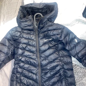 Peak performance jacka stl S - Säljer nu min tunna peak jacka som jag köpte i november 2020 som bara kom till användning några enstaka gånger. absolut inget fel på den bara att den inte kommer till användning för min del. jackan är i nyskick. priset är inte hugget i sten