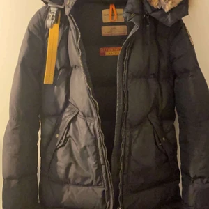 Parajumper Longbear Dam - Hjälper min flickvän sälja sin jacka. Skick 9/10, använd 3 - 4 gånger. Storlek XS. Kan mötas i Uppsala/Gävle. Ordinariepris: 10499kr