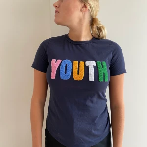 Superfin t-shirt  - Bra skick, coolt lite fluffigt material på texten.