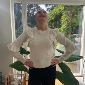 Jättefin, speciell tröja - Stickad och varm tröja med volang detaljer, något nopprig men annars bra skick!