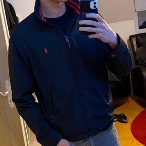 Ralph Lauren jacka - Ralph Lauren jacka (vind/regnjacka) i storlek M. 