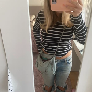 Randig tröja  - En långärmad randig tröja som är så mjuk i materialet!!! Denna tröja är köpt på second hand utomlands så det står att den är i storlek 12, men den är stretchig och inte alls tajt så skulle säga att den passar alla storlekar ⭐️ 💘