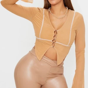 PrettyLittleThing långarmad topp - Säljer en jätte fin ”fest” topp från PrettyLittleThing. Jag har bara använt den 2-3 gånger. Den är i storlek 38/M men den passar 36/S också💕💕