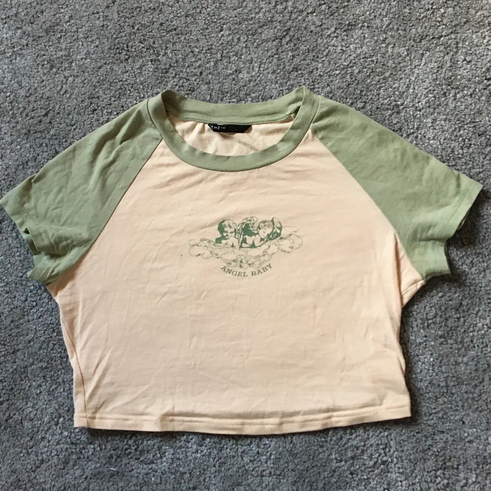 Beige och grön tröja, endast 50kr ink frakt, storlek S💚💚💚. T-shirts.