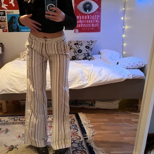 Trendiga randiga byxor - Äääälskar dom här byxorna😍 Tyvärr behöver jag sälja dessa randiga byxor från Staccato eftersom de va förstora för mig nör jag fick hem dom. Köpta på sellpy, men är i nyskick!  Kan mötas i stockholm, eller så står köparen för frakt