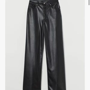 Byxa läderimitation - Säljer ett par byxor i läderimitation från HM. De är långa och vida i benen, ej bootcut utan en rak men vid modell. Aldrig använda, köptes i vintras med har blivit kvar i garderoben tyvärr🤎