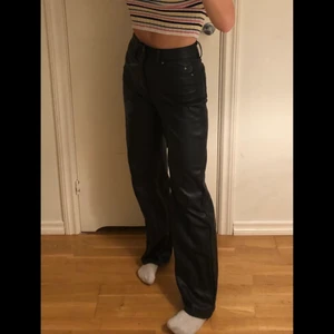Skygga Skinnbyxor - Säljer dessa mjuka läderimitation byxorna ifrån H&M i storlek 34, jag är 162 och dem är perfekt längd på mig. Hög midja och långa/vida ben. Säljer dem för att jag råka beställa två stycken par. Köpta för 350kr och är använda ca 2 gånger. Köpare står för frakten 📦 62kr
