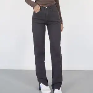 SÖKER!!!!!! Dessa gråbruna jeans i modellen Lexi från Venderbys i storlek M💕💕
