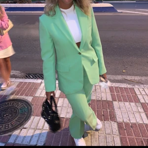 Zara kostym - Grön kostym från Zara, köpt för 1200kr storlek S/M 