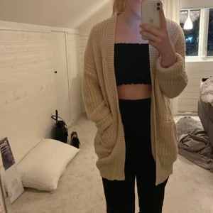 Stickad kofta - Stickad kofta i lite längre modell, storlek S pris: 100kr inklusive frakt (spårbart paket)