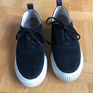 Eytys x HM mocka sneakers 38 - Dessa snygga sneakers behöver en ny ägare. De passar superbra till alla tillfällen och är sköna att gå i. Storlek 38 och normal i storleken. Har använts ett par gånger på sin höjd så de är riktigt fina!   Säljs i befintligt skick enligt bilderna.  Kan mötas upp i Göteborg/Mölndal eller skickas såklart! Säljes pga fel storlek