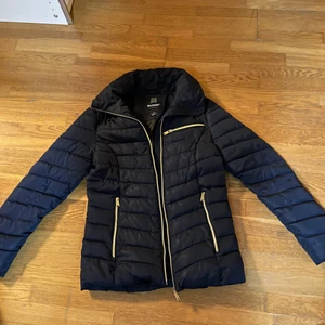 Jacka - ‼️PRIS KAN DISKUTERAS‼️ Sjuktttttt snygg jacka från tuxer skit varm och skit bra skick knappast använt! Säljs pga för liten för mig fast skulle kunna passa vanlig S💕 köptes för 1149kr Kan köpas direkt för 700kr MEN KAN DISKUTERA PRIS! Verkligen värt att köpa😍😍