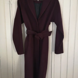 Kappa plum - Vinterkappa i färgen plommon (lila) Strl 36 från Mint & Berry. Använd men minimalt slitage. 