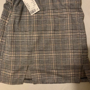 Rutig kjol  - Mini skirt från hm. Använd 1 gång. Orginal pris 99kr. Säljer för 35 +frakt. Riktigt snyggt till vintern med en större tröja över. 