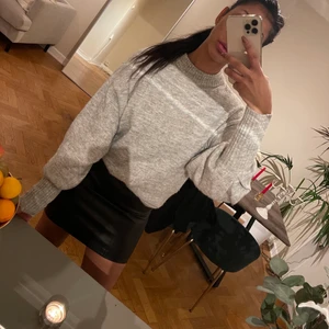 Ljusgrå stickad tröja  - Fin mysig polo tröja från Gina Tricot, strlk XS. 