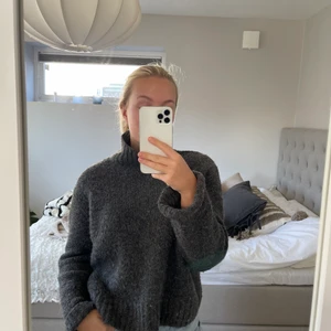 Stickad tröja - En superfin stickad tröja från HM i en mörkgrå färg, använd fåtal gånger🖤