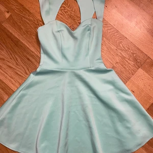 Kort sommarklänning  - Från Nelly. Fin färg . Kort