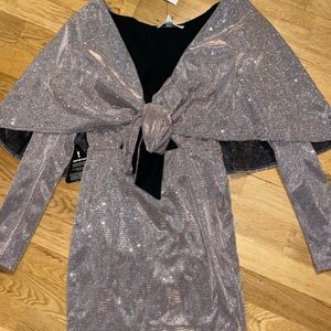 Fest glitter klänning - Helt ny alla lappar kvar. XS