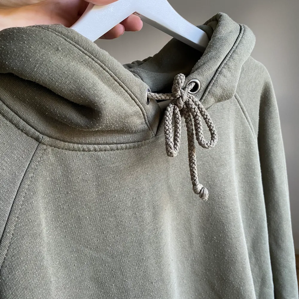 En grön hoodie från Bikbok, strorlek L, lite nopprig på vissa ställen men annars bra kvalitet. Säljer till första som skriver. (Skriv om ni vill ha fler bilder) ( 100kr+ frakt) . Hoodies.