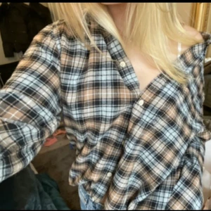 rutig skjorta - snygg rutig skjorta som är perfekt att ha över en tröja eller bara till ett par jeans. 🤍